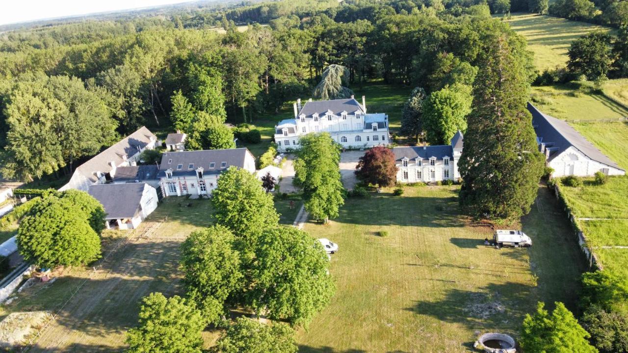 EMPLACEMENT BUCOLIQUE DE CAMPING dans le parc du château - Attention tente et matériels non fournis et sans possibilité de faire courir une rallonge pour se raccorder à l'électricité Brain-sur-Allonnes Exterior foto